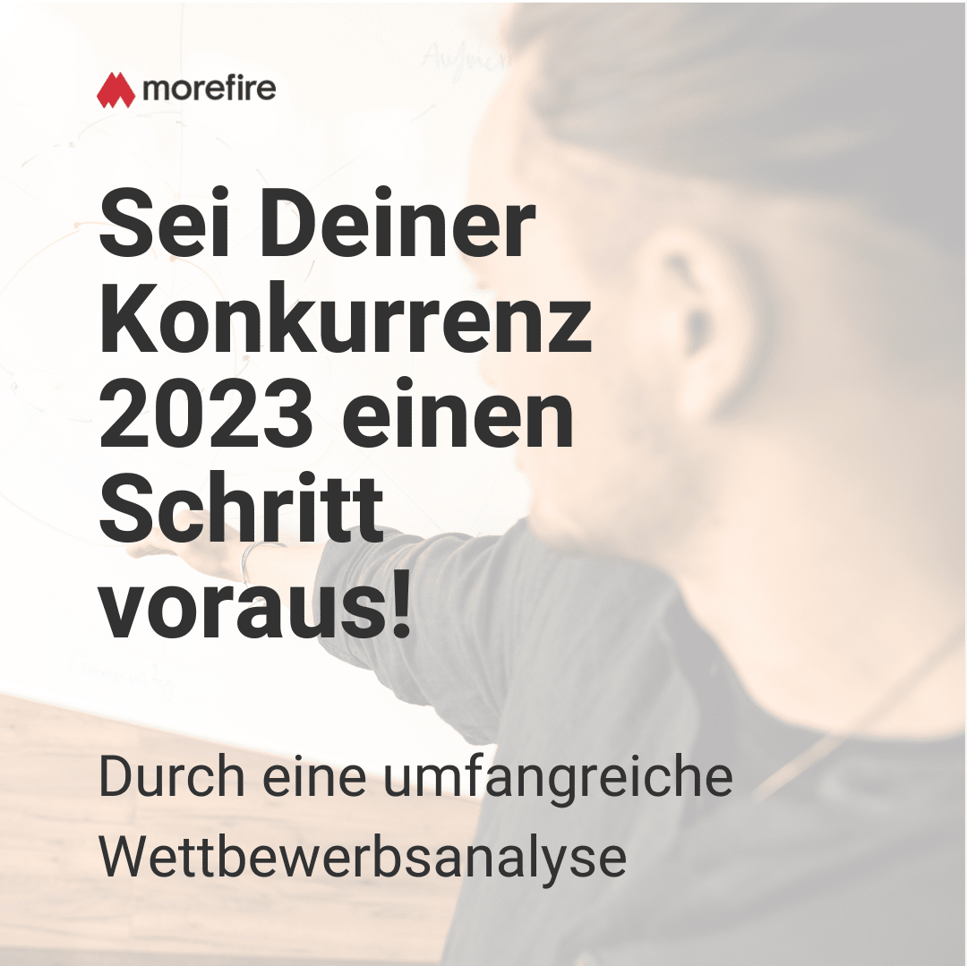 Person zeigt auf ein Whiteboard, Text "Sei Deiner Konkurrenz 2023 einen Schritt voraus".