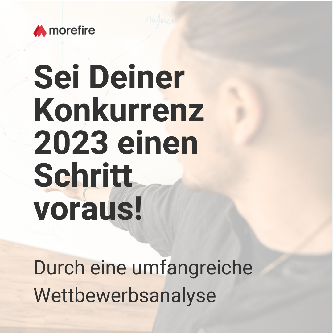 Person, die auf ein Whiteboard zeigt, mit Text "Sei deiner Konkurrenz 2023 einen Schritt voraus"