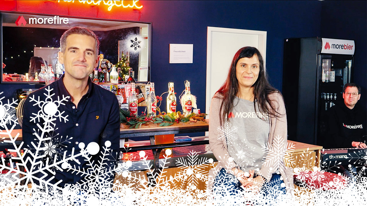Mann und Frau vor einer Bar mit Weihnachtsdekoration