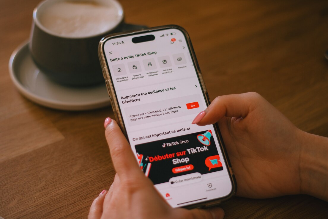 Headerbild für den Blog, ein Handy das den Shop bei TikTok zeigt