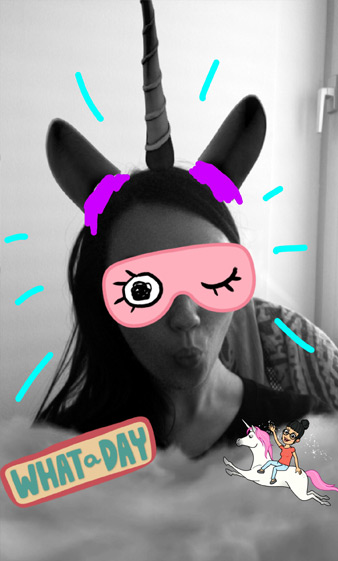 Snapchat-Filter mit Einhorn-Ohren, Augenmaske und Bitmoji-Design auf einem Selfie.