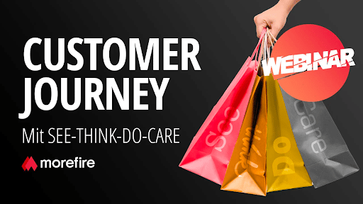 Person hält bunte Einkaufstüten mit dem Titel "Customer Journey – SEE-THINK-DO-CARE Webinar