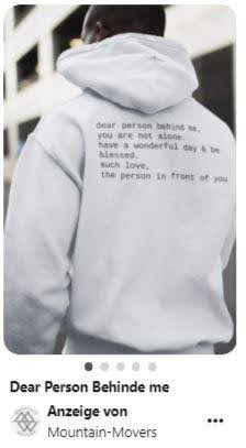 Anzeige eines weißen Hoodies von Mountain Movers mit der Aufschrift 'Dear person behind me, you are not alone.'